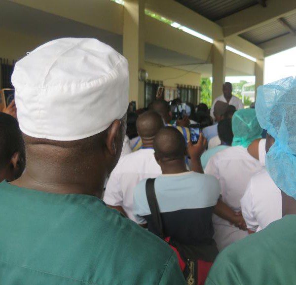 « Quoi que l’on puisse dire, il faut savoir que les soins ont un coût… » Entretien avec Luphin Hodé, neurochirurgien sur les défis du système de santé au Bénin