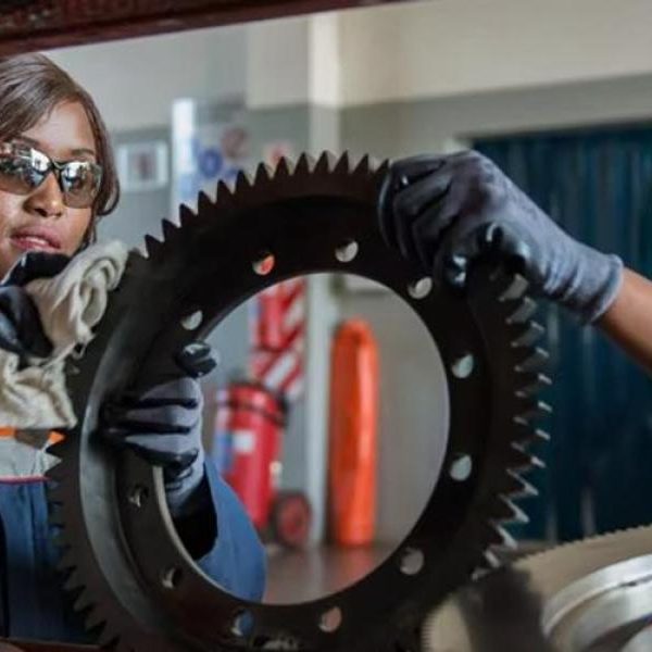 Le chaînon manquant : pourquoi l’avenir de l’Afrique se joue dans « l’atelier », pas dans les tours de bureau